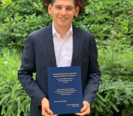 Edoardo si laurea in Scienze della Formazione Primaria con una tesi sulla Croce Verde