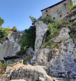 I volontari di tre associazioni si ritrovano e puliscono gli scavi del castello di Borzano