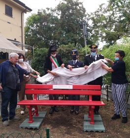 Inaugurata al Gattaglio la panchina rossa per sensibilizzare sul contrasto alla violenza maschile sulle donne