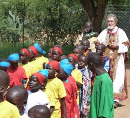 Vendita di dolci per sostenere una missione in Uganda