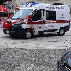 Il vescovo Camisasca benedice l'ambulanza donata alla Croce Rossa di Guastalla dagli Amici del Cuore