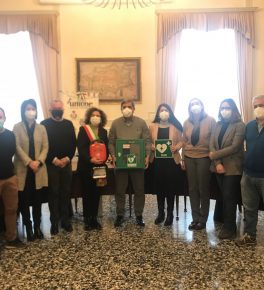 L’associazione Amici del Cuore di Guastalla dona 8 defibrillatori, uno per ogni Comune dell’Unione Bassa Reggiana