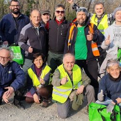 Volontari di Albinea all’opera per la pulizia ai bordi della strada Provinciale