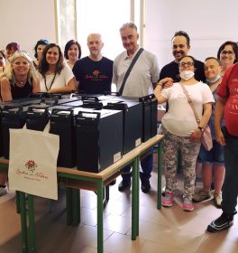 Credere per Vedere dona 20 computer alla scuola elementare di Massenzatico