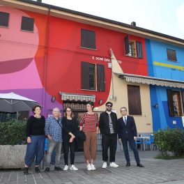 L’opera “E som dal gatto” colora piazza del Gattaglio a Reggio Emilia