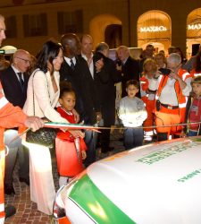Croce Verde Reggio Emilia, festa per la donazione della nuova automedica elettrica da parte della famiglia Ferrarini