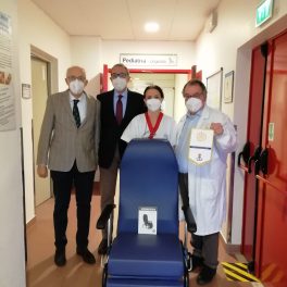 Il Club Rotary di Reggio Emilia dona una poltrona per il riposo delle madri che assistono i figli ricoverati