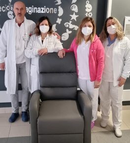 La Croce Verde di Castelnovo né Monti e Vetto dona una poltrona per l’allattamento e un microonde alla Pediatria dell’ospedale Sant’Anna