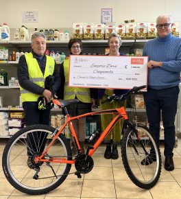 Mobilità sostenibile, dalla vendita all’asta di biciclette arrivano 5.000 euro per l’emporio solidale Dora