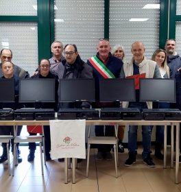 Credere per Vedere dona 10 computer alla scuola elementare di Casina per realizzare nuova aula di informatica