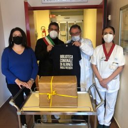 Albinea, dal festival Libr’Aria un pacco pieno di libri al reparto di Pediatria del Santa Maria Nuova