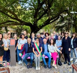 Al Parco Cervi ricollocata la nuova targa della Panchina Rosa per la prevenzione al tumore al seno