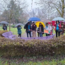 Inaugurate le panchine della gentilezza e gli arredi verdi del giardino dell'ospedale di Guastalla