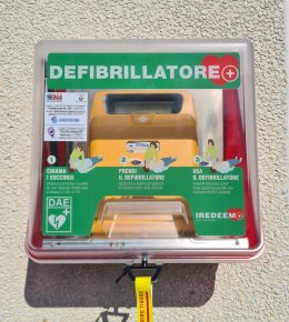 L'azienda Edison Sistemi di Sant'Antonino installa un defibrillatore per il progetto di Ema Emilia Ambulanze