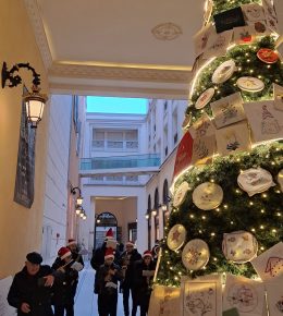 Reggio Ricama accende l'albero dei ricami decorato con i manufatti dei centri socio assistenziali del territorio