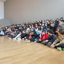 Premiati di fronte ai compagni di classe i 55 ragazzi che nel 2025 hanno fatto volontariato estivo con il progetto “Al Volo”