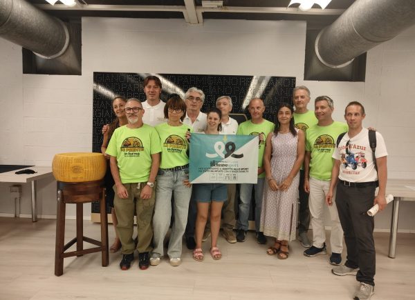 “La Pandita in forma va a Bruxelles”: un gruppo reggiano porterà in bicicletta una forma di Parmigiano Reggiano al Parlamento Europeo per sostenere All Inclusive Sport